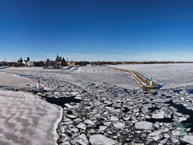 Stralsunder Hafen mit Mole und Leuchttürmen im Eis