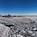 Stralsunder Hafen mit Mole und Leuchttürmen im Eis