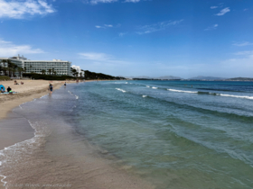 Aussicht von der Mole auf den Strand und das Grupotel Parc Natural & Spa
