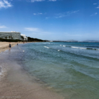 Aussicht von der Mole auf den Strand und das Grupotel Parc Natural & Spa