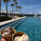 Eis aus der Gelateria am Pool