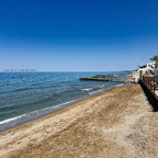 Wellen und Sand an der Hotelküste