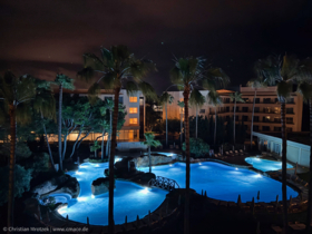 Poollandschaft bei Nacht – Blick vom Zimmer