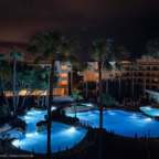 Poollandschaft bei Nacht – Blick vom Zimmer