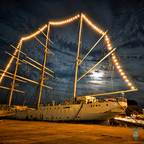Nächtliche Pracht: Die Gorch Fock I vor der Stralsunder Hafeninsel