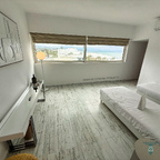 Heller Blick vom Familienzimmer aufs Meer, das Hotel und die Landschaft