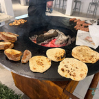 Der Grill beim Abend im Tavernaki Restaurant (griechische Speisen)