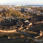 Verfallene Industriekultur: Luftaufnahme des Lokschuppens Stralsund