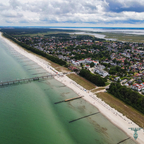 Zingst – Seebrücke und Küstenlinie aus der Luft im Juni 2025