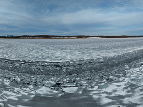 Panorama entlang der Fahrrinne im Eis