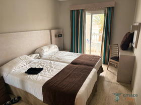 Schlafzimmer mit Balkonblick