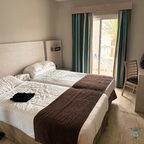 Schlafzimmer mit Balkonblick