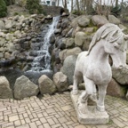 Vor dem Hotel, der Wasserfall