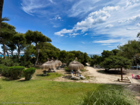 Ruhiger Erholungsbereich zwischen Hotel und Strand