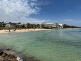 Aussicht von der Mole auf den Strand und das Grupotel Parc Natural & Spa