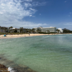 Aussicht von der Mole auf den Strand und das Grupotel Parc Natural & Spa