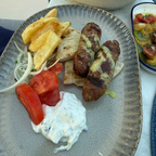 Hauptgericht beim Abend im Tavernaki Restaurant (griechische Speisen)
