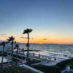 Abendstimmung über Pool und Meer